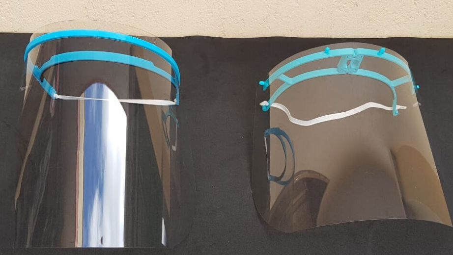 El protector facial compuesto por tres piezas, una base de polímero, una pantalla protectora y elástico