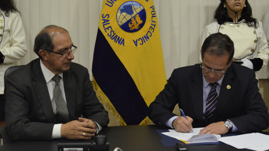 Vinicio Andrade and Fernando Moscoco signing the agreement