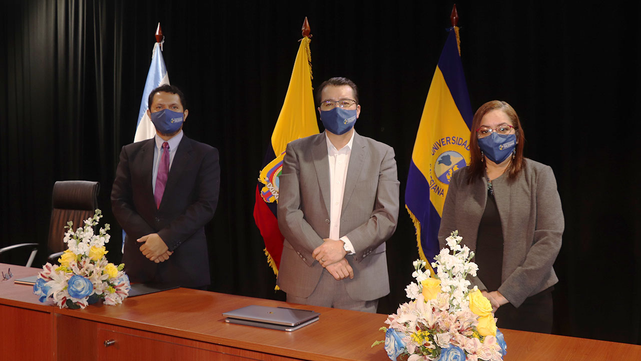 (De izq.) Raúl Álvarez, P. Juan Cárdenas y Ángela Flores en la inauguración de las Jornadas de Formación Docente