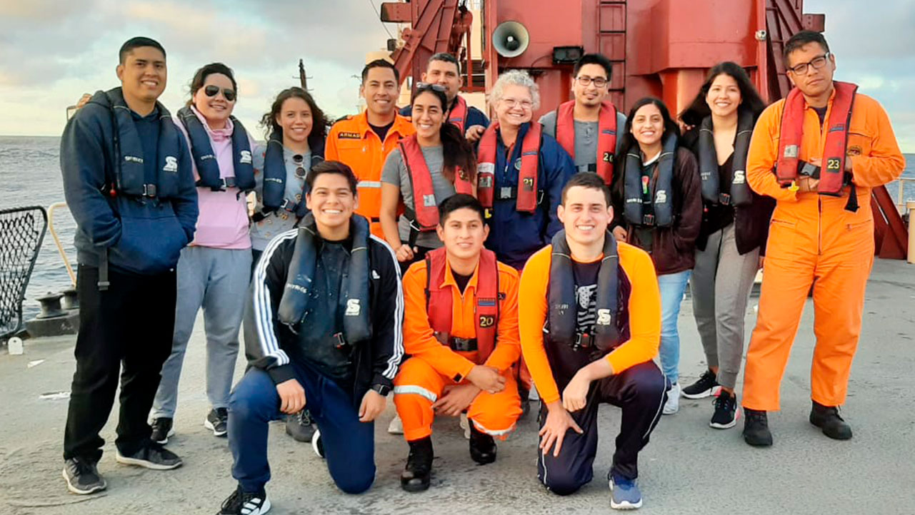 Estudiantes de la UPS junto a representantes del INOCAR y otras instituciones educativas