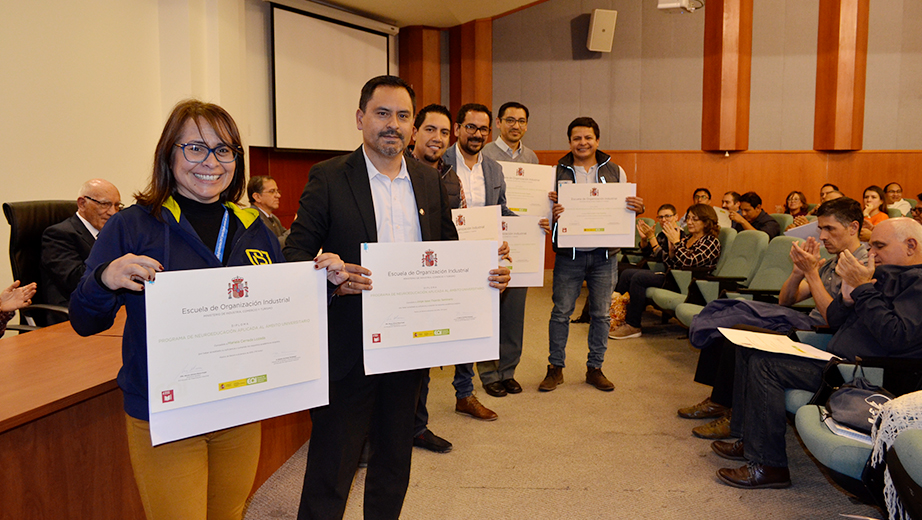 Docentes de la sede Cuenca, reciben los certificados por la aprobación del programa de Neuroeducación