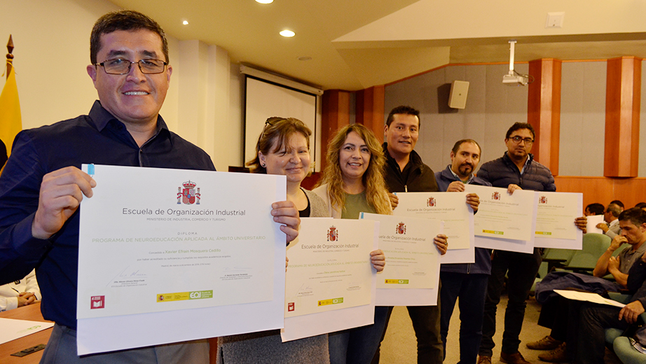 Docentes de la sede Cuenca, reciben los certificados por la aprobación del programa de Neuroeducación