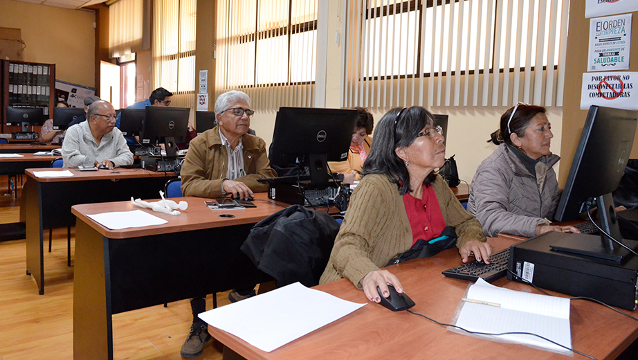 Adultos mayores trabajando en el laboratorio de la Cátedra UNESCO de la sede Cuenca