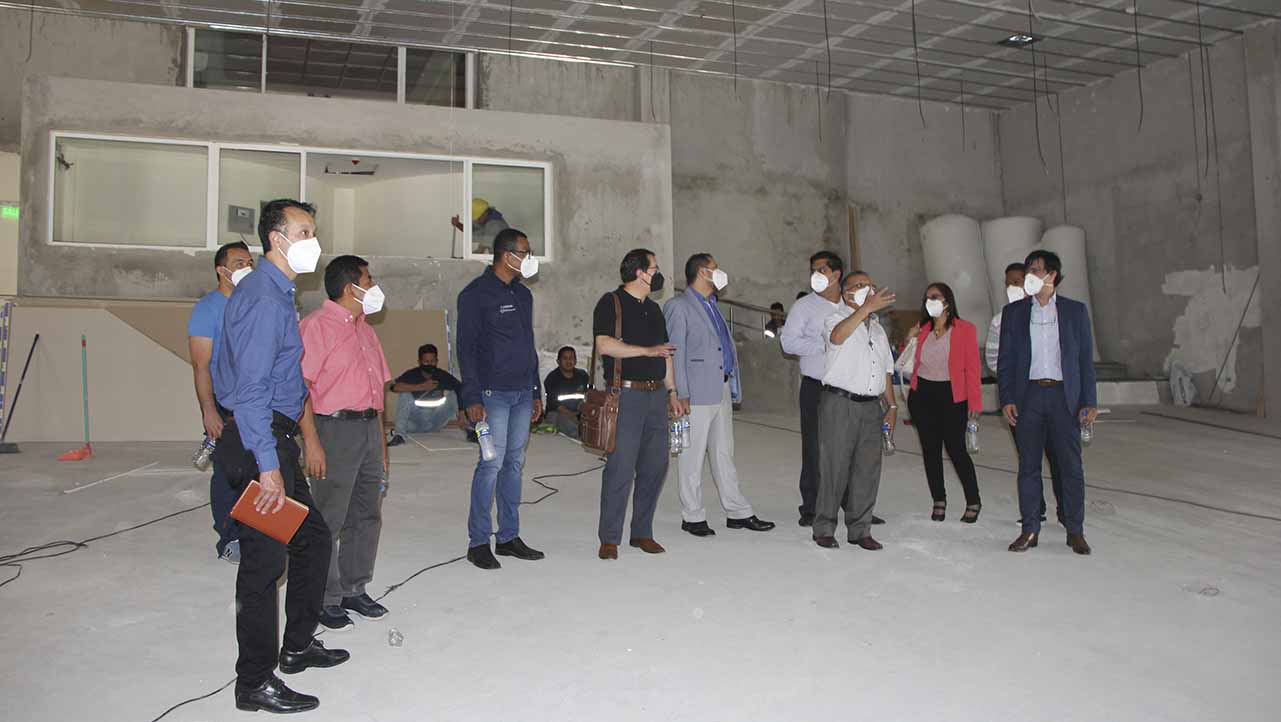 Autoridades y docentes de la sede Guayaquil recorren la obra del auditorio en el campus María Auxiliadora