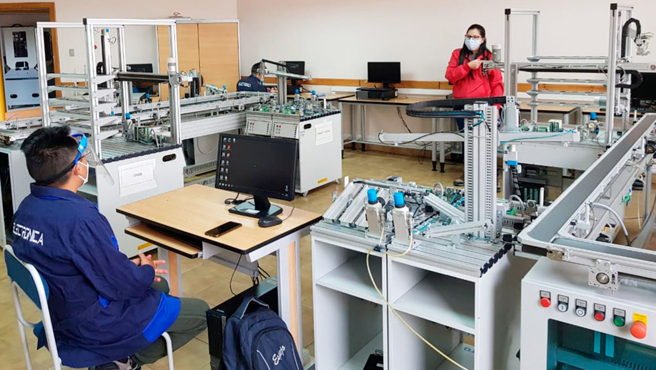 Estudiantes de Electrónica y Automatización en el Laboratorio Industrial 4.0