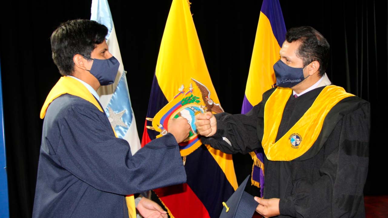 Raúl Álvarez saluda al nuevo graduado