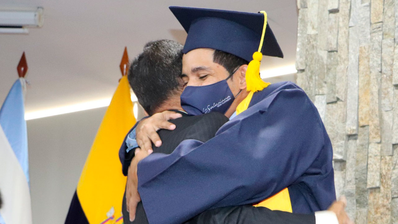 Hijo abraza a su padre por haber culminado sus estudios en la UPS