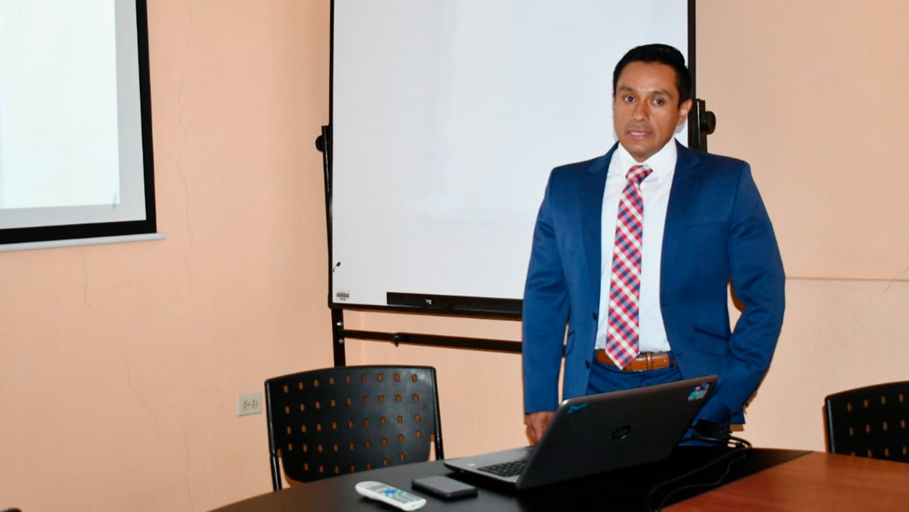 Luis Calle, durante la sustentación de su trabajo de fin de Máster