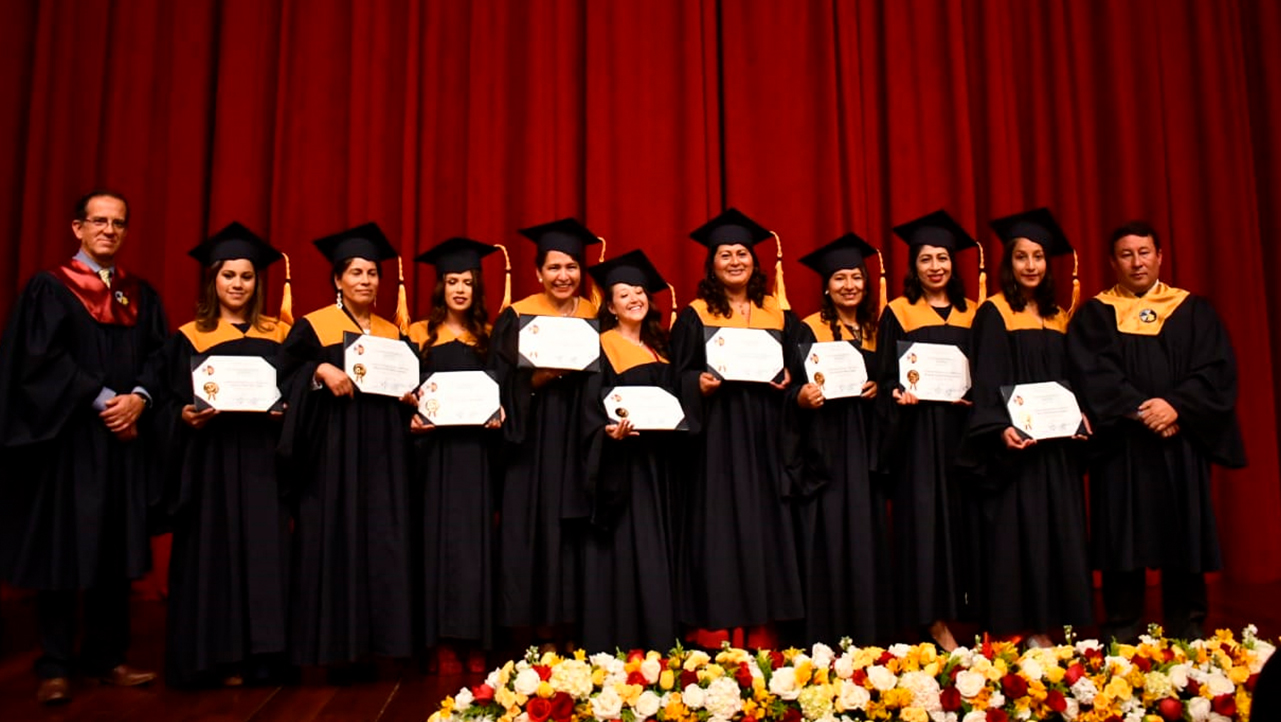 Graduados de la carrera de Educación acompañados de Fernando Moscoso y Fernando Solorzano