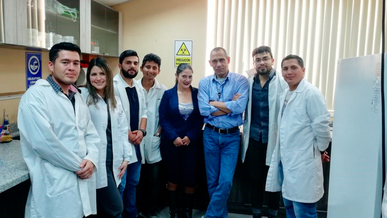 Tony Viloria (c) junto a estudiantes y laboratoristas de la carrera de Ingeniería Ambiental sede Cuenca