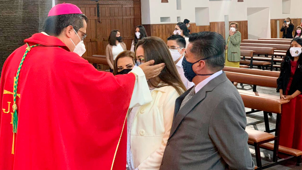 Obispo David De La Torre celebra el sacramento de confirmación en la capilla María Auxiliadora