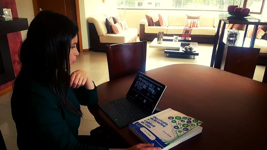 La directora de carrera de Psicología, Lorena Cañizares durante su preparación de material de apoyo