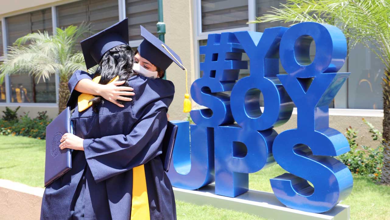 Graduadas en Ingeniería en Sistemas demuestran su alegría al final de la ceremonia