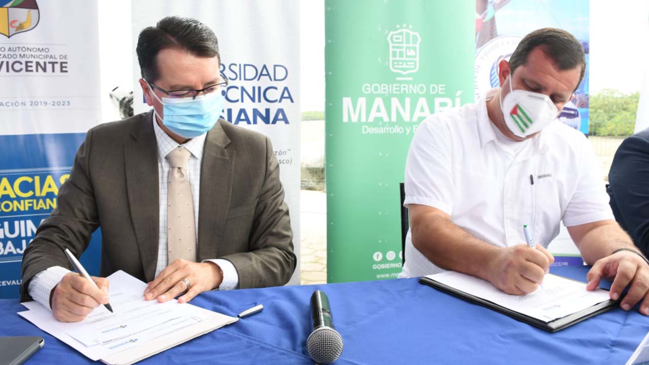 P. Juan Cárdenas, Rector de la UPS y Leonardo Orlando, prefecto de Manabí durante la firma del convenio