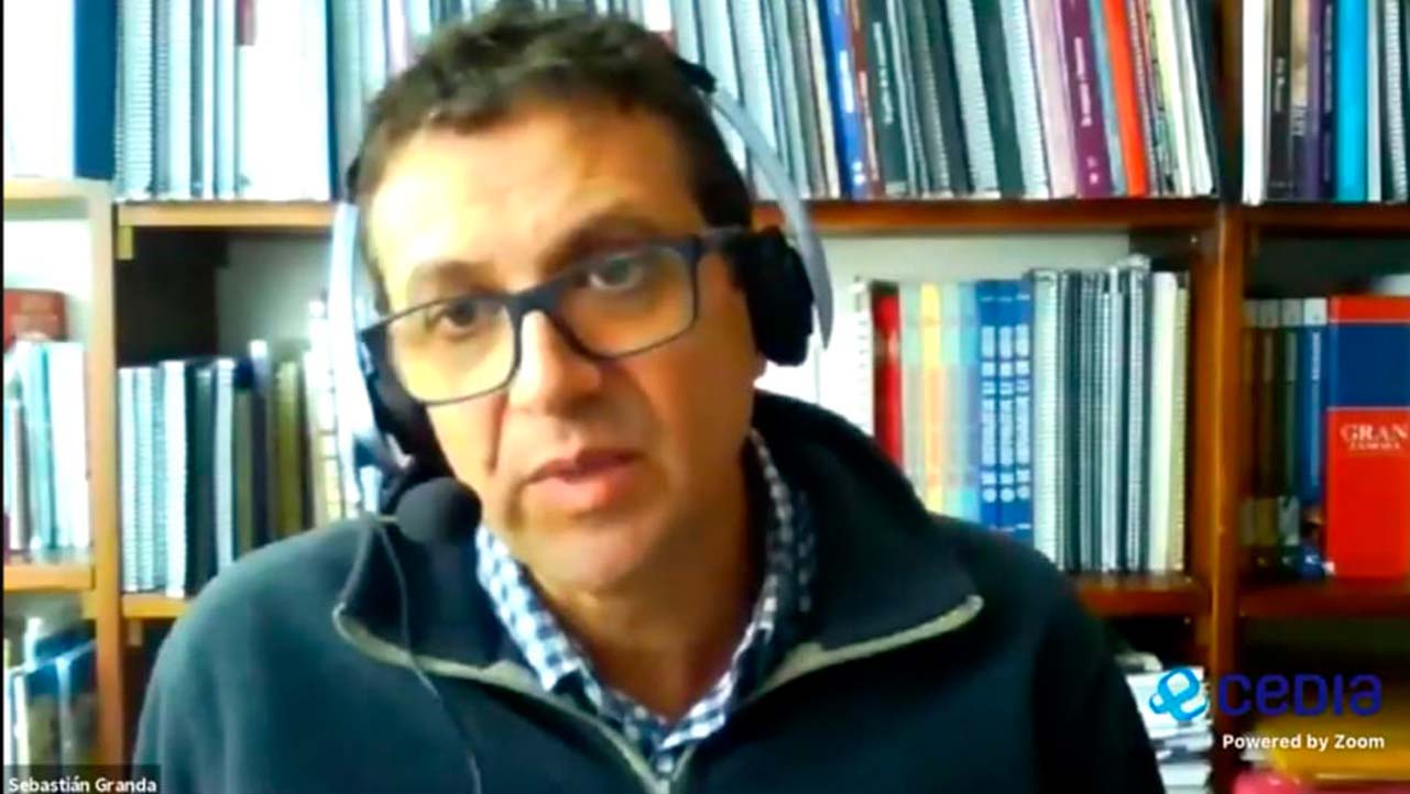 Sebastián Granda, docente de la sede Quito durante su ponencia