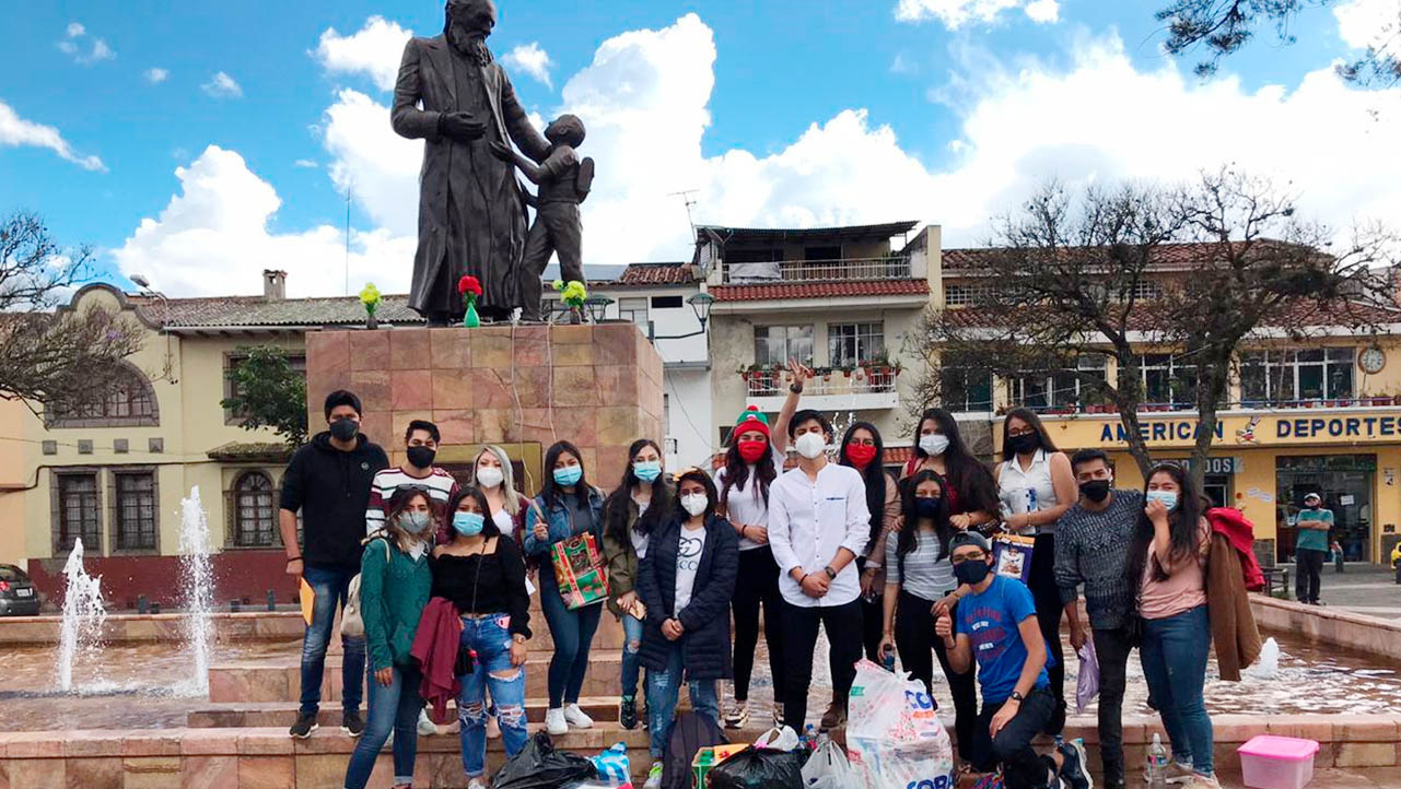 Estudiantes de Psicología durante la entrega de las donaciones en el Hogar Cristo Rey