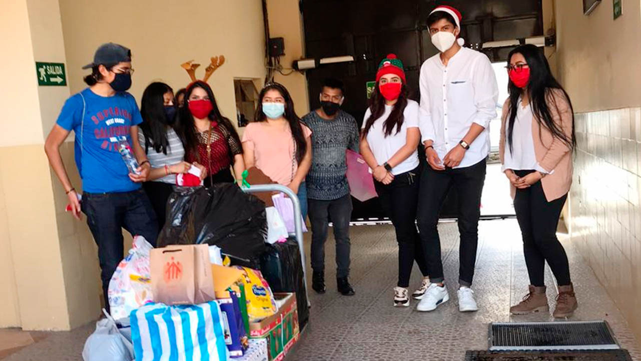 Estudiantes de Psicología durante la entrega de las donaciones en el Hogar Cristo Rey