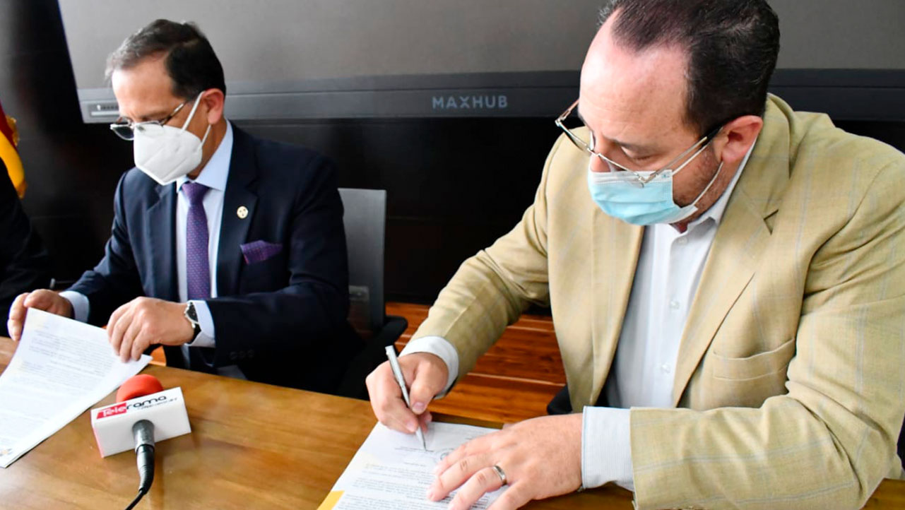 Momento de la firma del convenio entre Fernando Moscoso (izq.) y Adriano Vintimilla (der.)
