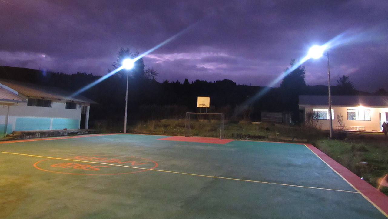Proceso de instalación del sistema de iluminación en las áreas deportivas
