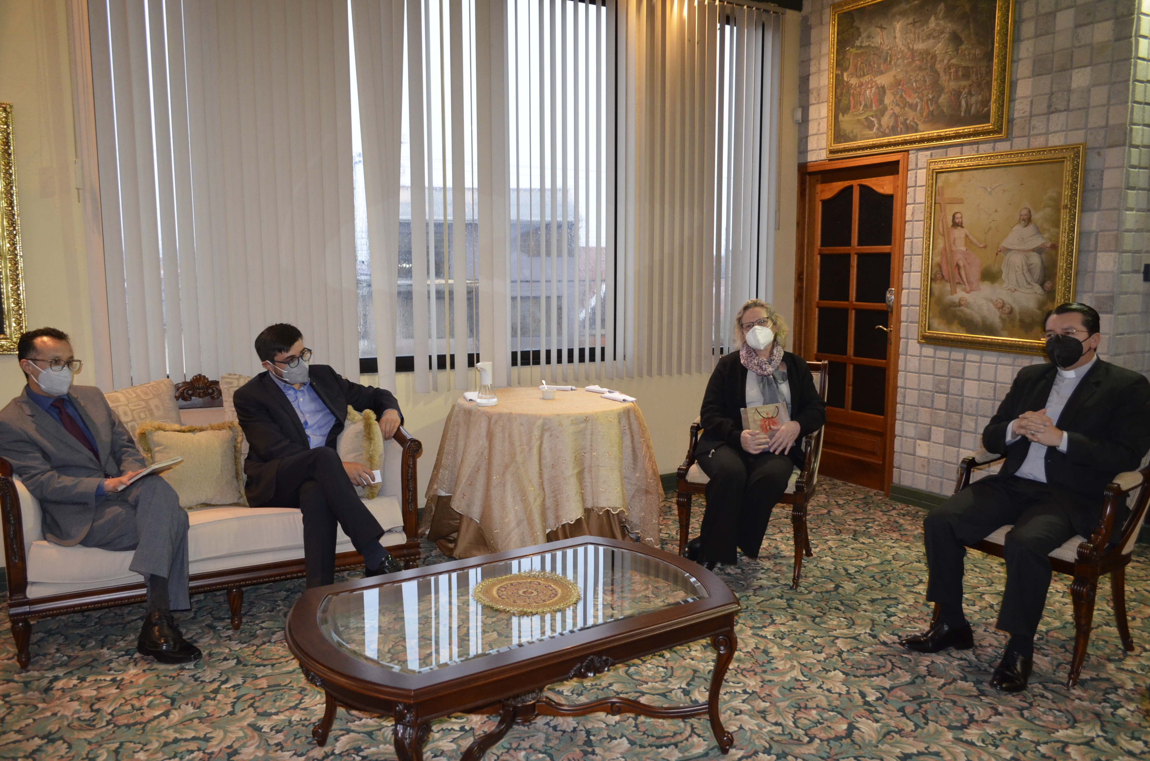 Conversación mantenida entre el Padre Juan Cárdenas, Rector de la Universidad Politécnica Salesiana, los vicerrectores General y el de Investigación, con la Embajadora de Italia en Ecuador.