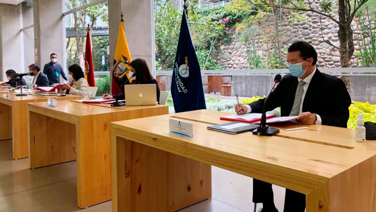 P. Juan Cárdenas, Rector de la UPS durante la reunión mantenida junto con los rectores de las universidades