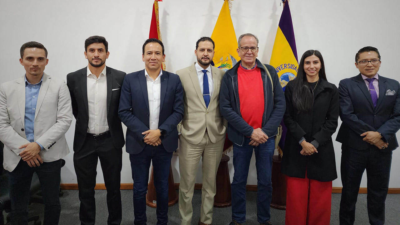 (Izq - Der) Dr. Juan Francisco Delgado, Dr. Marcelo Guerra, Dr. Vicente Solano, Dr. Carlos Marin, Econ. Alberto Acosta. Dra. Mishell Piedra, Dr. Edwin Patiño participaron de la conferencia.