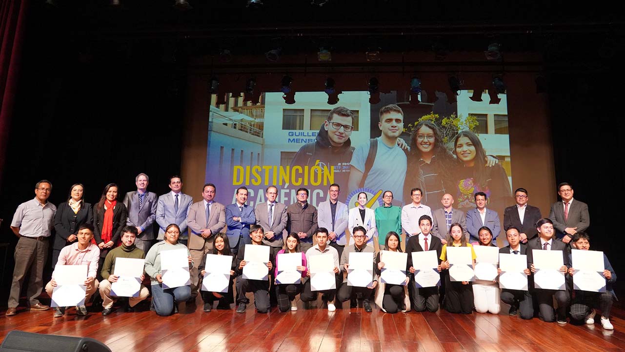 Estudiantes que recibieron su certificado de Distinción Académica