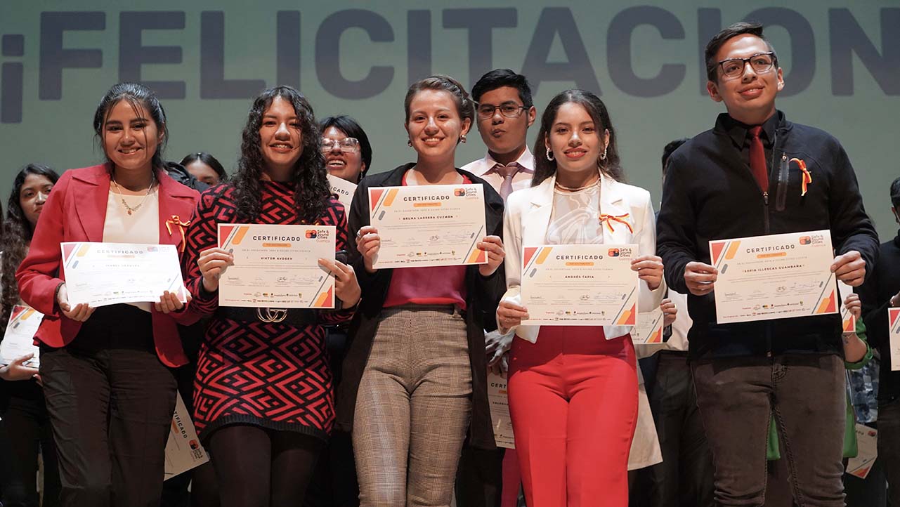 Estudiantes del Safe and Sound Cities finalistas del Hackaton