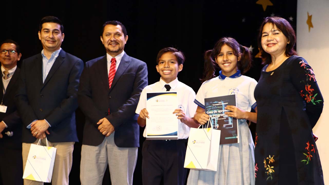 Entrega de reconocimientos de participación a estudiantes de las unidades educativas de la ciudad