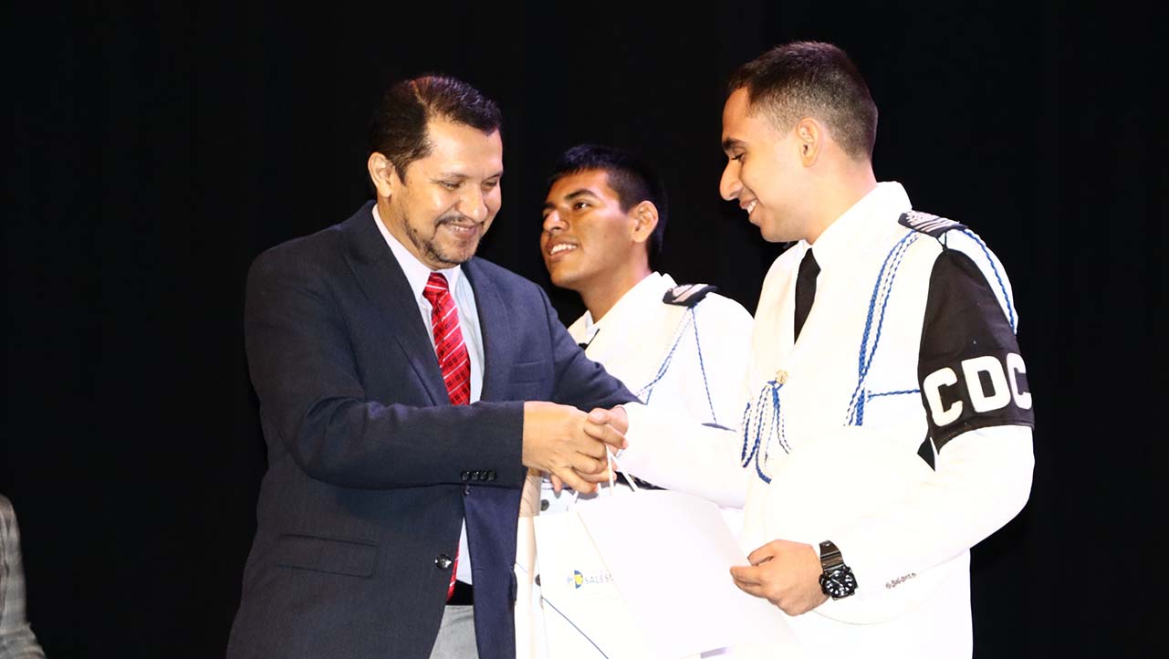 El Vicerrector de la sede Guayaquil entrega un reconocimiento a estudiantes