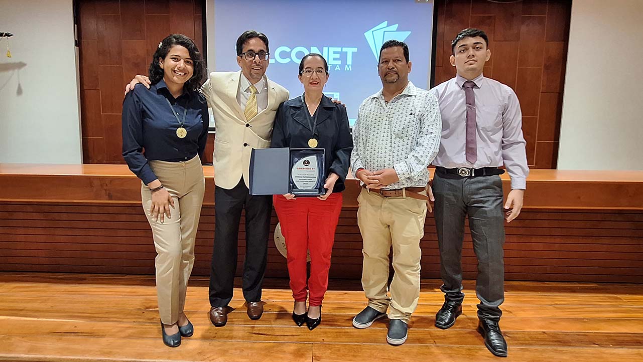 Bertha Naranjo (c) junto a colaboradores de la cátedra UNESCO y el grupo TICAD