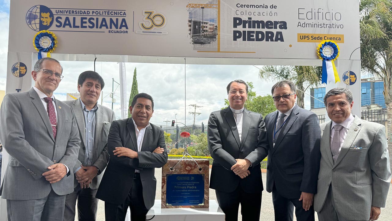 Autoridades de la UPS y Unidad Educativa Técnico Salesiano durante el acto simbólico de la Colocación de la primera piedra