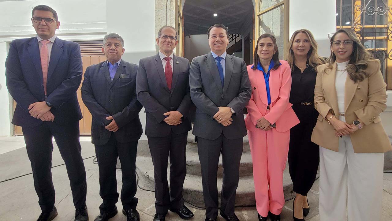 (De izq.) Dr. Xavier Miguel Amoroso, Dr. Rubén Calle Mejía, Dr. Fernando Moscoso, P. Juan Cárdenas Dra. Julia Vásquez, Dra. Sandra Cordero, Dra. Estefania Tapia
