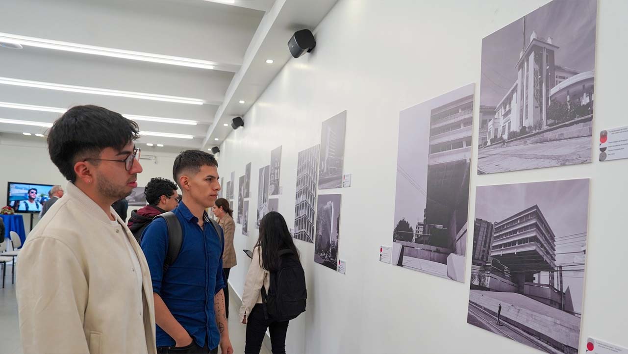 Estudiantes de arquitectura durante la exposición