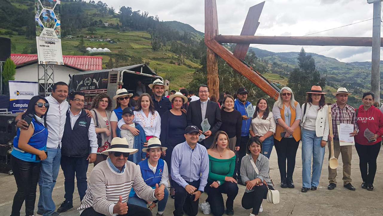 P. Juan Cárdenas junto a autoridades y miembros de la comunidad de Chaullayacu