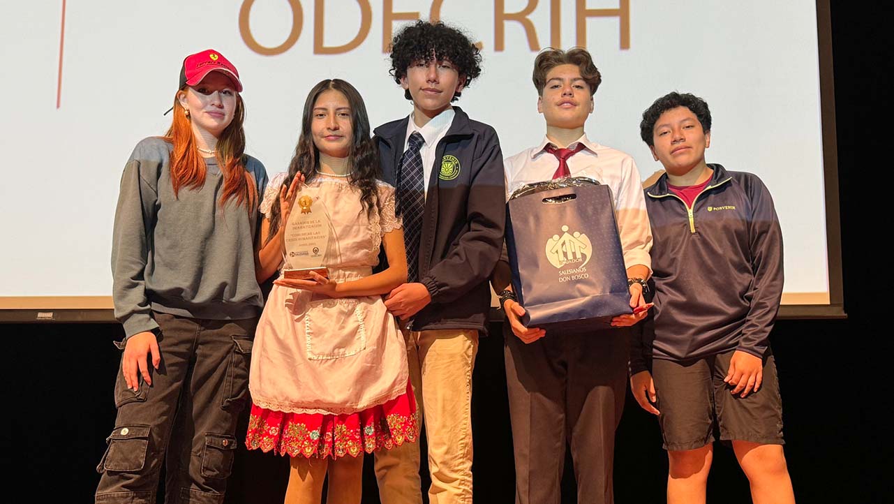 Grupo de estudiantes ganadores de la dramatización: