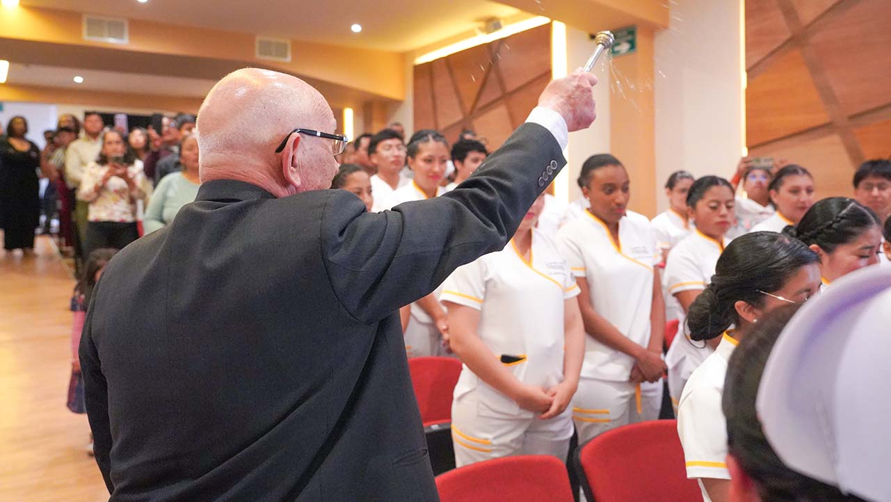 El P. Javier Herrán dio la bendición a los y las estudiantes de enfermería, así como a sus cofias y gafetes