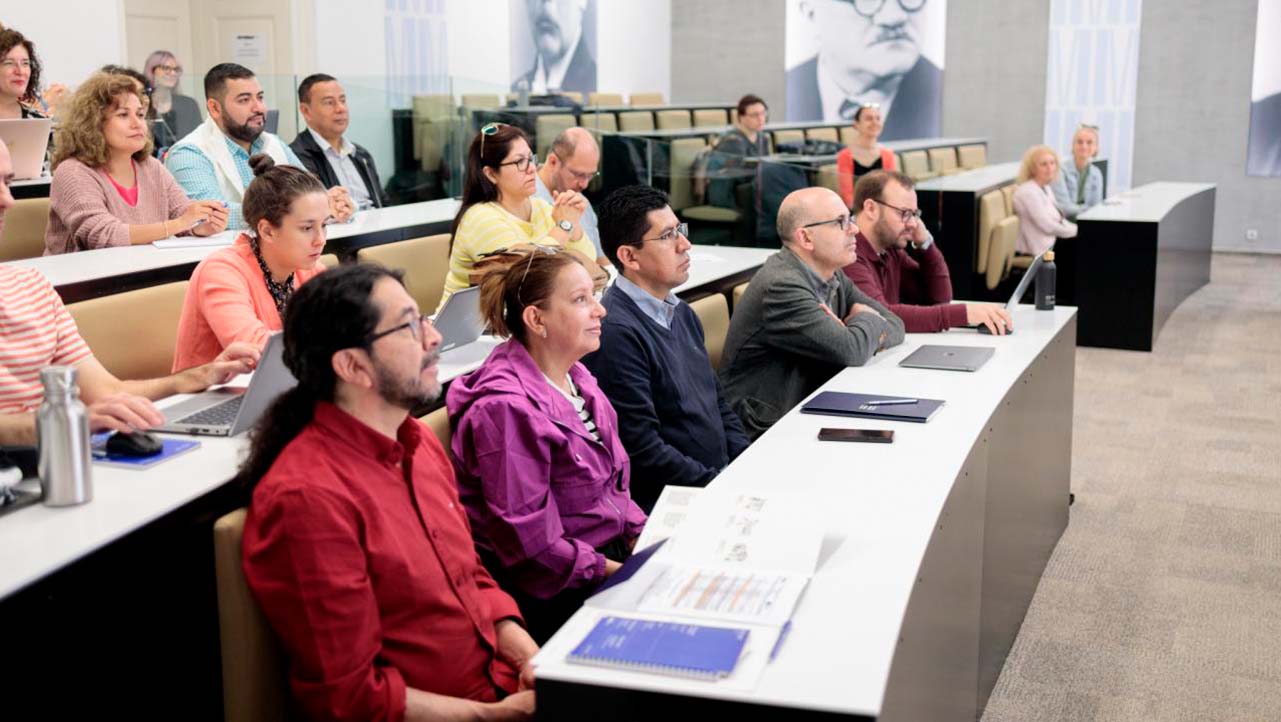 En primera fila los docentes de la UPS: René Unda, Luz Marina Castillo y Blas Garzón durante el encuentro realizado en República Checa