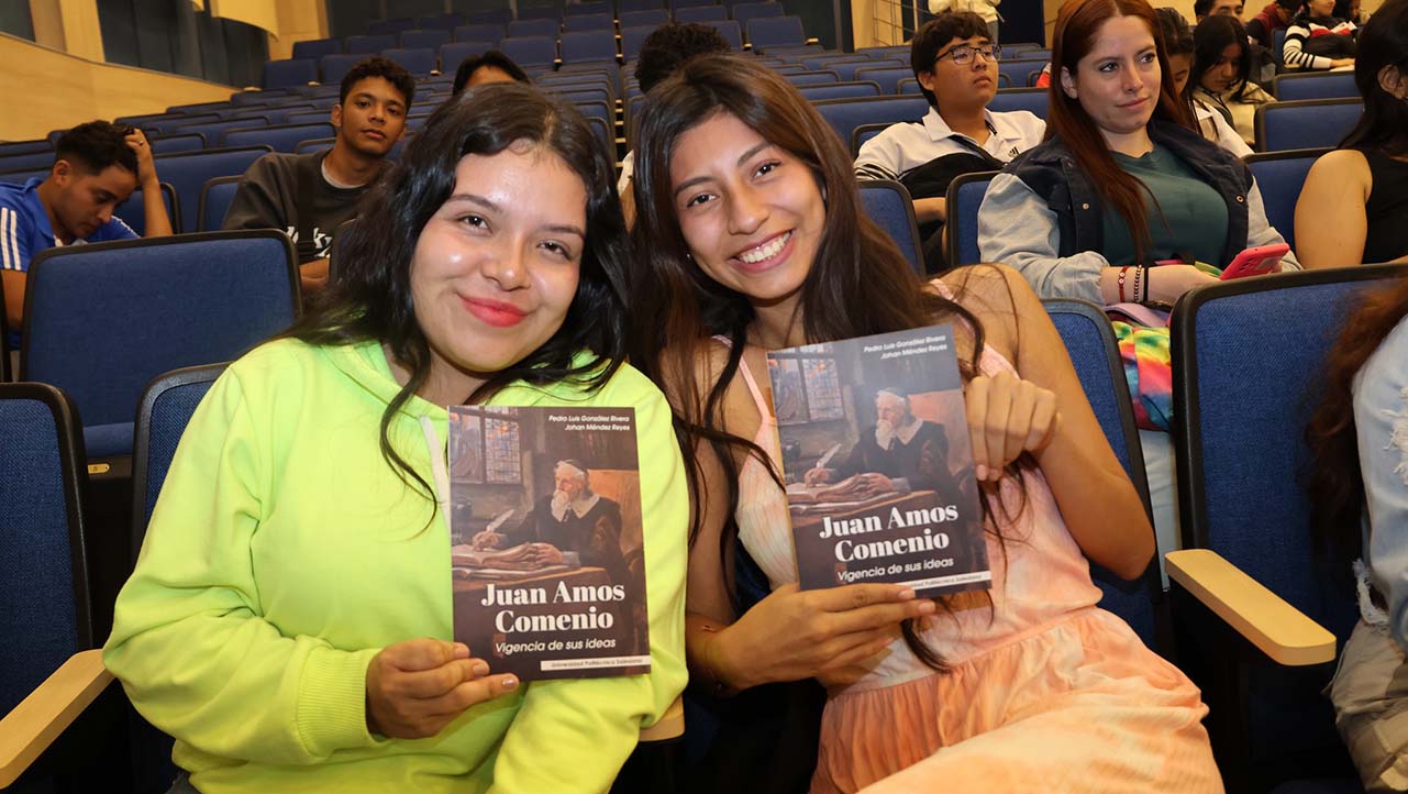 Estudiantes que son parte de la presentación de las obras académicas