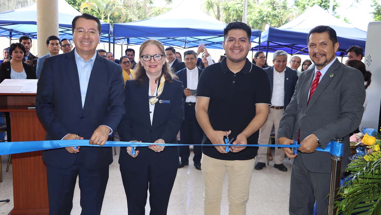 Momento del corte de cinta de la inauguración de la biblioteca universitaria