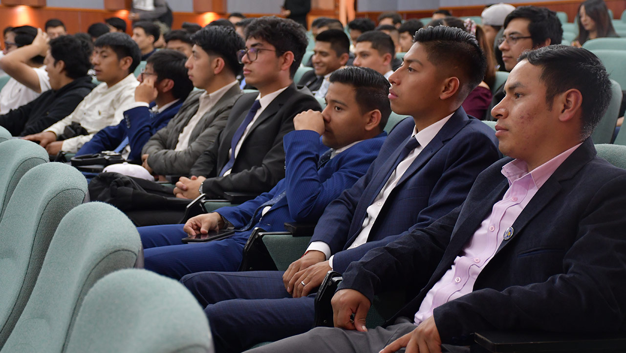 Estudiantes de la carrera electricidad participan en las charlas técnicas Prospectiva de la Energía Eléctrica en el Ecuador y Desafíos y Avances en el Sector Energético del Ecuador
