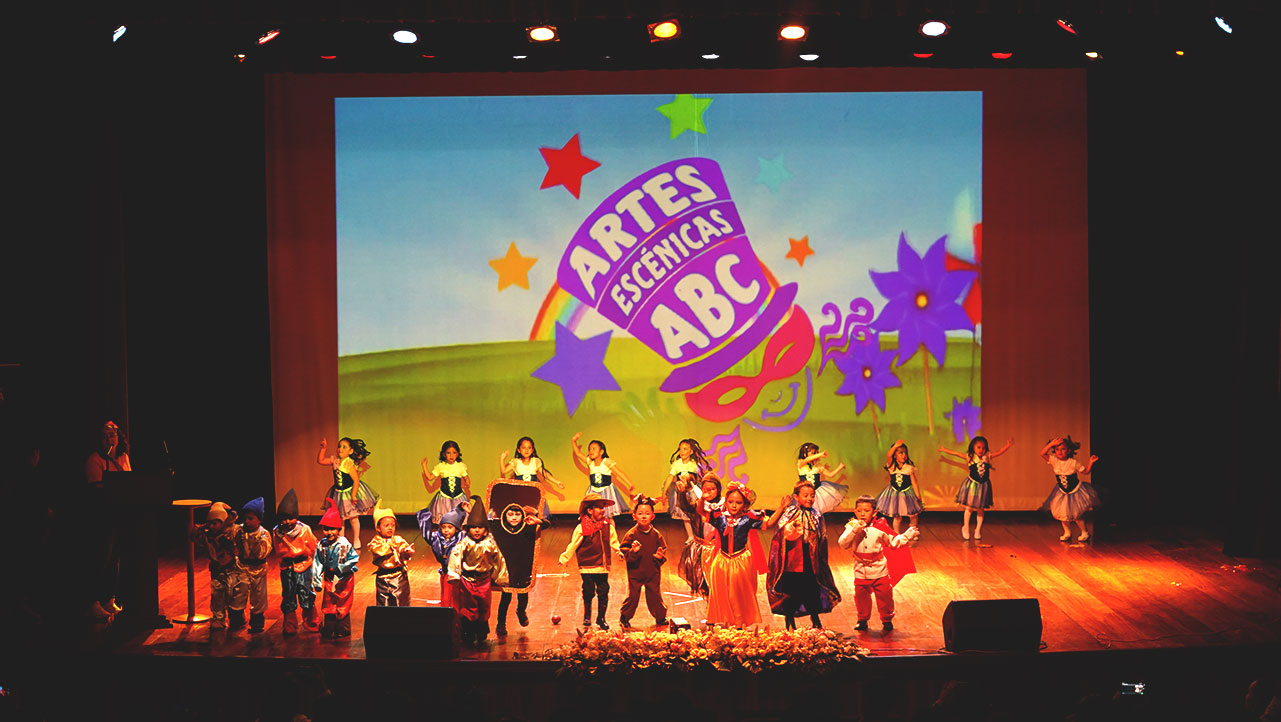 Primer Festival Alas de Libertad organizado por las carreras de Educación Inicial y Básica de la sede Cuenca