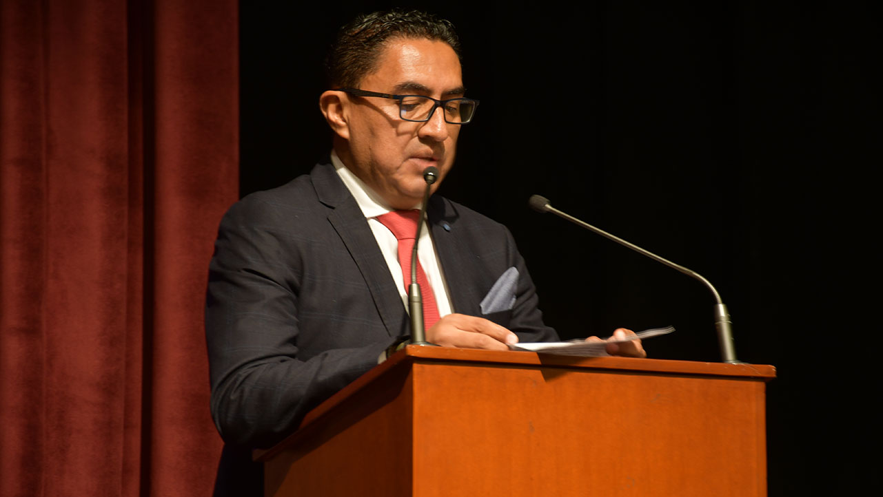 El Dr. Eduardo Pinos Vélez, director de la Carrera de Electrónica y Automatización durante su intervención