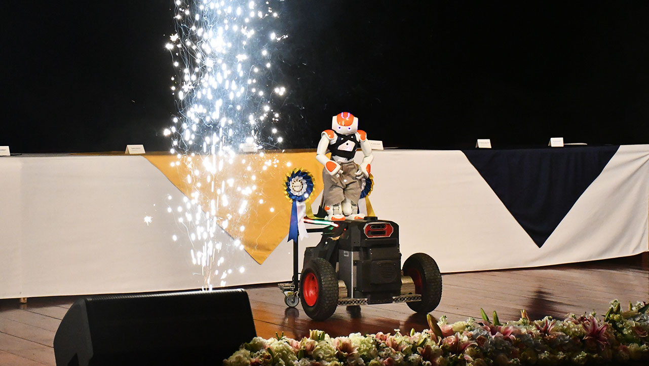 Durante la sesión solemne, el robot NAO interpretó la canción de cumpleaños en honor al aniversario de la carrera.