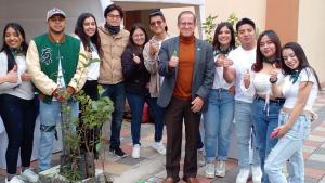 Estudiantes junto al Vicerrector de la sede Cuenca durante el Eco Trueque