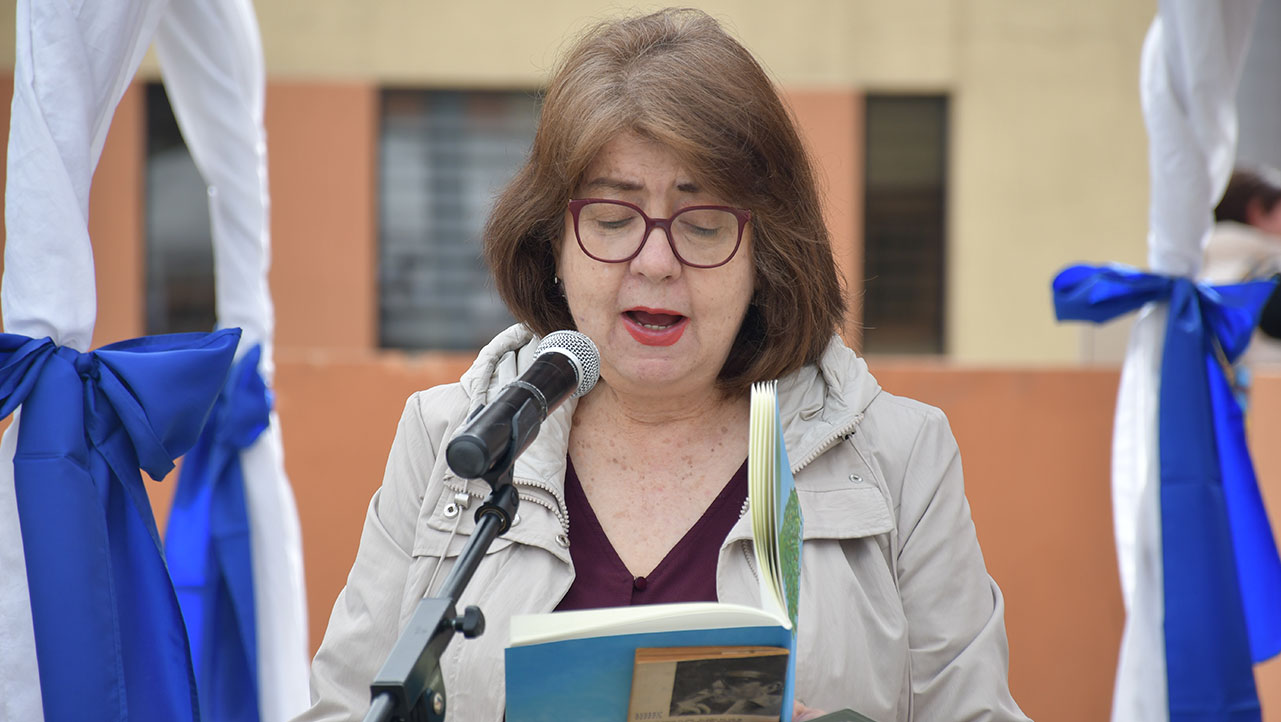 La poeta Susana Moreno en el instante de la lectura de uno de sus poemas