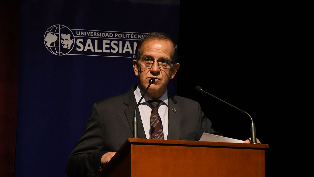 El Dr. Fernando Moscoso Merchán, Vicerrector de la UPS sede Cuenca, en la ceremonia inaugural del seminario.