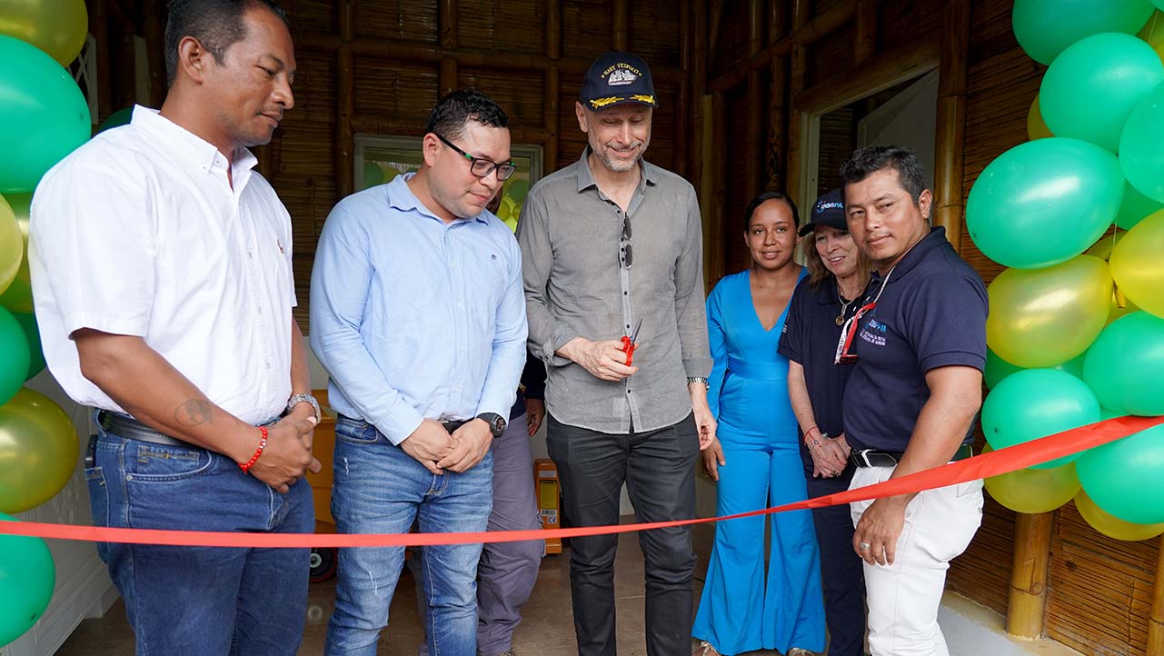 Momento del corte de cinta de la inauguraron la facilidad pesquera de Pedro Carbo