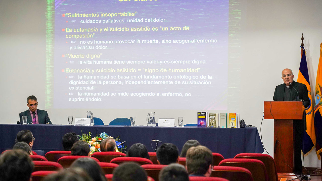 El P. Ramón Lucas, docente de la Pontificia Universidad Gregoriana de Roma durante su intervención