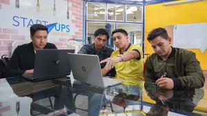 Estudiantes de la carrera de Mecánica de la sede Quito trabajan en el proyecto final del programa de aprendizaje colaborativo